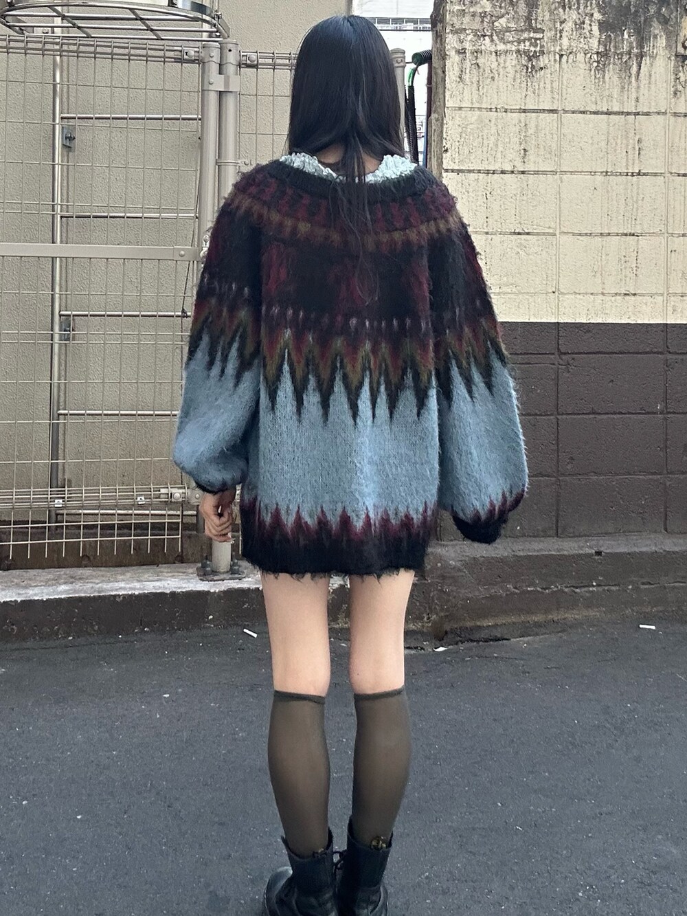 ブラック系のカーディガン/ボレロ、グレー系のTシャツ/カットソーを着用したレディースの秋コーディネートの4枚目の写真
