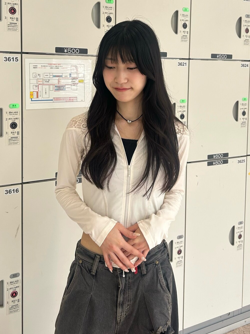 ホワイト系のTシャツ/カットソー、ブラック系のデニムパンツ、シルバー系のネックレスを着用したレディースの夏コーディネートの2枚目の写真