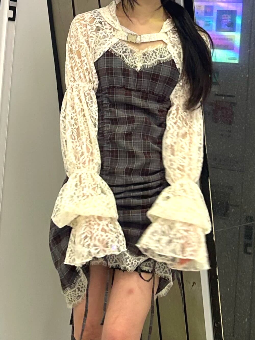 ブラック系のブーツ、ホワイト系のカーディガン/ボレロ、ブラック系のワンピースを着用したレディースの春コーディネートの7枚目の写真