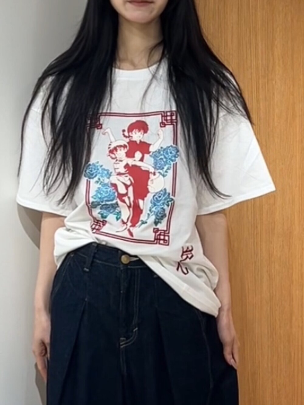 ブルー系のデニムパンツ、ホワイト系のTシャツ/カットソー、ブラック系のその他シューズを着用したレディースの夏コーディネートの5枚目の写真