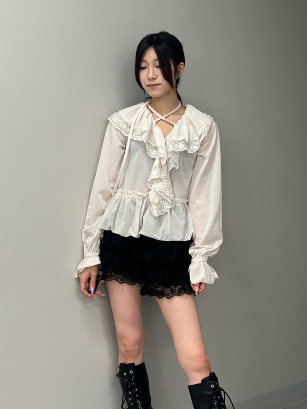 ブラック系のブーツ、ブラック系のその他パンツ、ホワイト系のシャツ/ブラウスを着用したレディースの秋コーディネートの4枚目の写真
