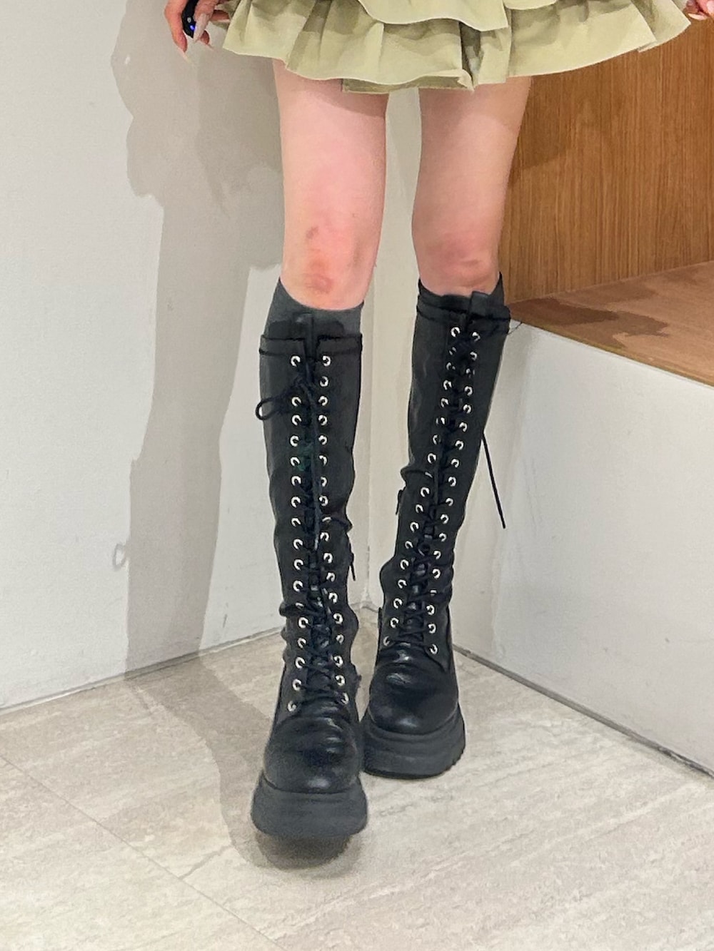 ベージュ系のワンピース、ブラック系のブーツを着用したレディースの冬コーディネートの6枚目の写真