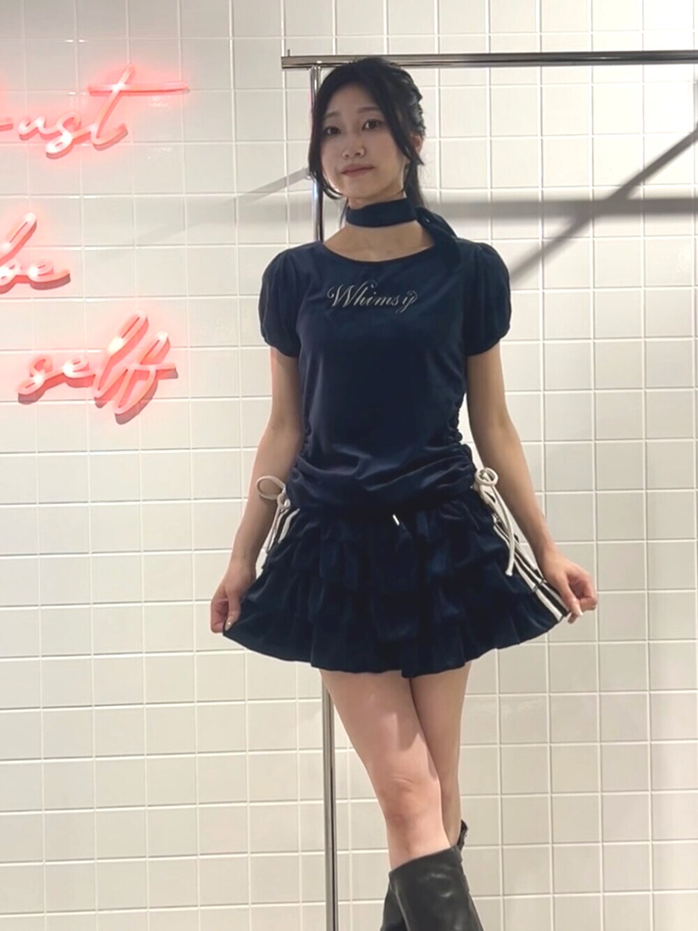 ブラック系のブーツ、ブルー系のTシャツ/カットソー、ブルー系のスカートを着用したレディースの夏コーディネートの4枚目の写真