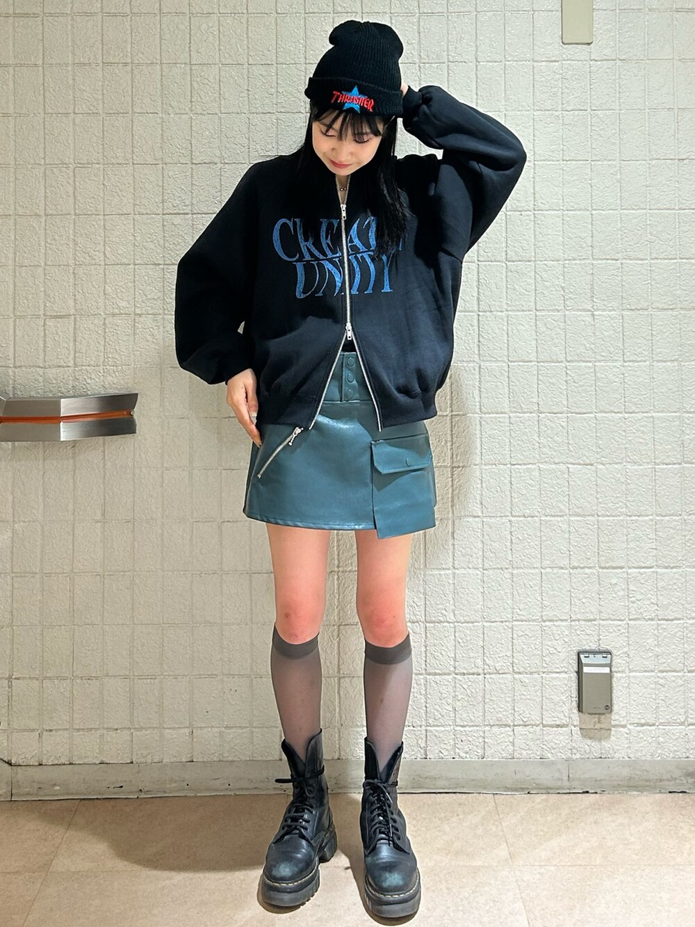 ブラック系のスウェット、ブルー系のその他パンツ、ブラック系のニットキャップ/ビーニーを着用したレディースの秋コーディネートの2枚目の写真