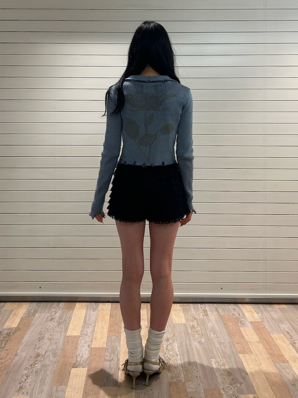 ホワイト系のその他パンツ、ブルー系のニット/セーター、ゴールド系のパンプスを着用したレディースの春コーディネートの3枚目の写真