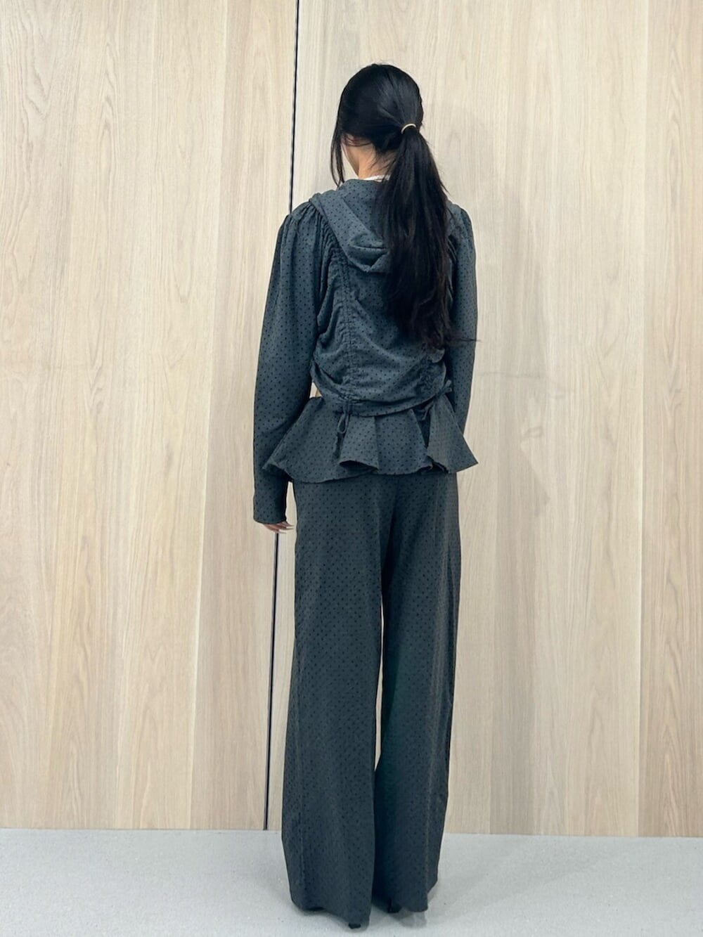 ブラック系のパンプス、ホワイト系のキャミソール、グレー系のスウェットパンツを着用したレディースの春コーディネートの3枚目の写真