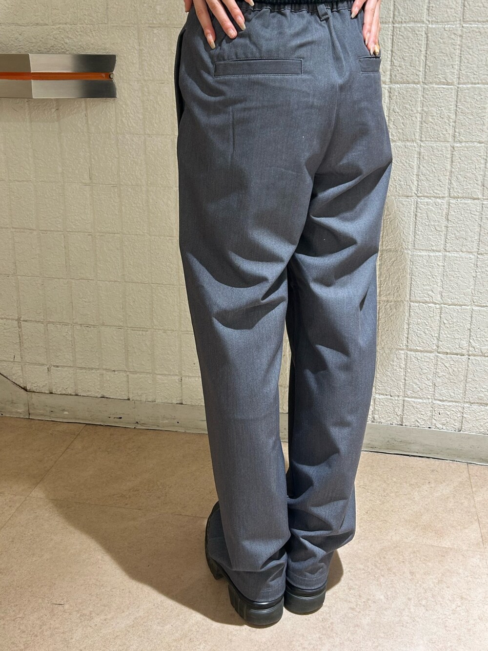 ブラック系のニット/セーター、グレー系のその他パンツを着用したレディースの秋コーディネートの6枚目の写真