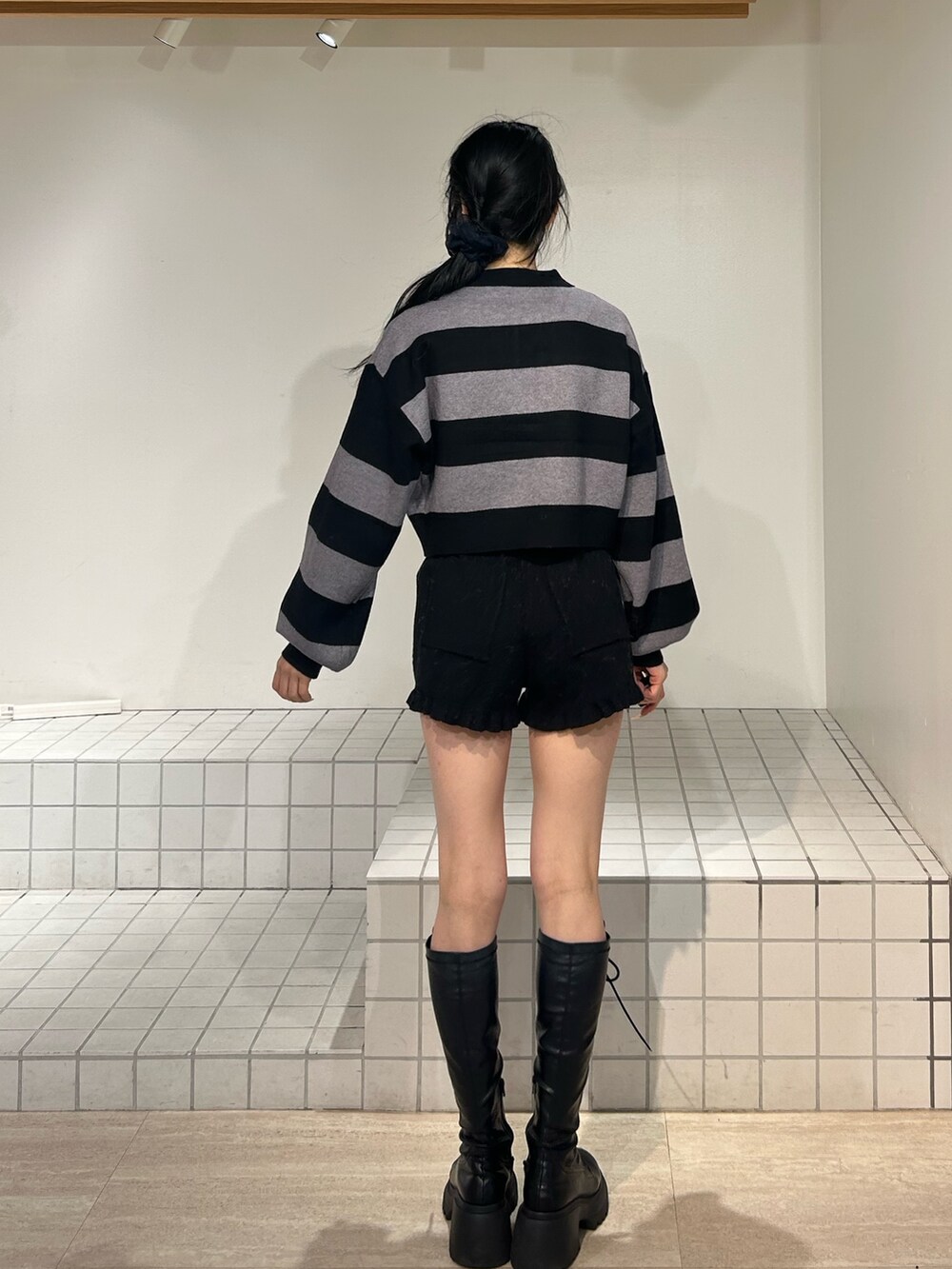 ブラック系のその他パンツ、その他のニット/セーター、ブラック系のブーツを着用したレディースの秋コーディネートの3枚目の写真