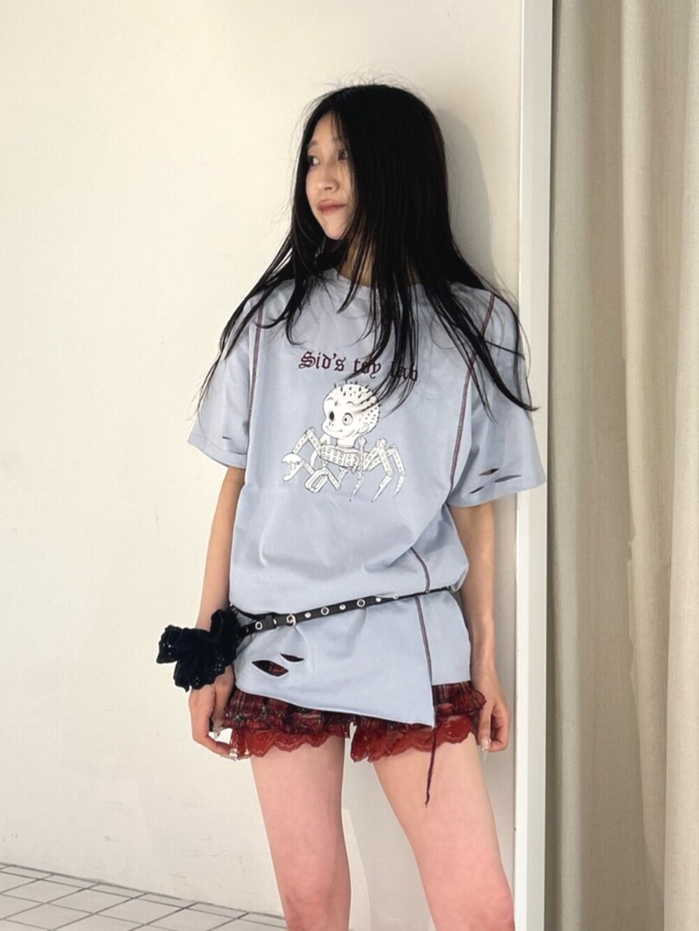 ブラック系のサンダル、ブルー系のTシャツ/カットソー、レッド系のその他パンツを着用したレディースの夏コーディネートの4枚目の写真