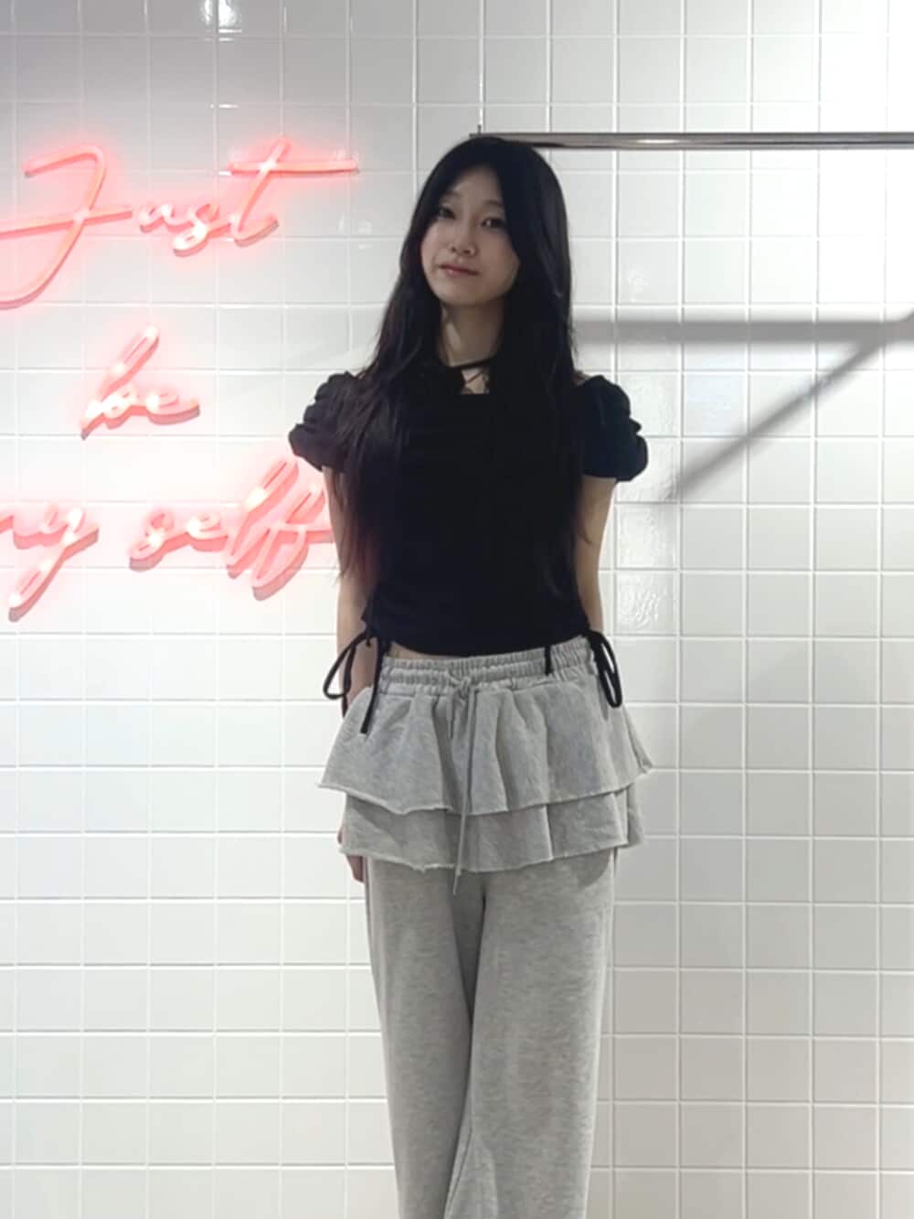 ブラック系のパンプス、グレー系のスウェットパンツ、ブラック系のTシャツ/カットソーを着用したレディースの秋コーディネートの4枚目の写真