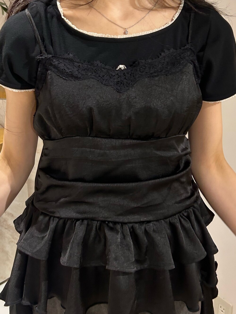 ブラック系のキャミソール、ブラック系のTシャツ/カットソー、ブラック系のデニムパンツを着用したレディースの春コーディネートの5枚目の写真