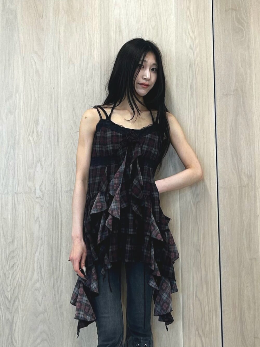 ブラック系のパンプス、ブラック系のキャミソール、ブラック系のデニムパンツを着用したレディースの夏コーディネートの4枚目の写真