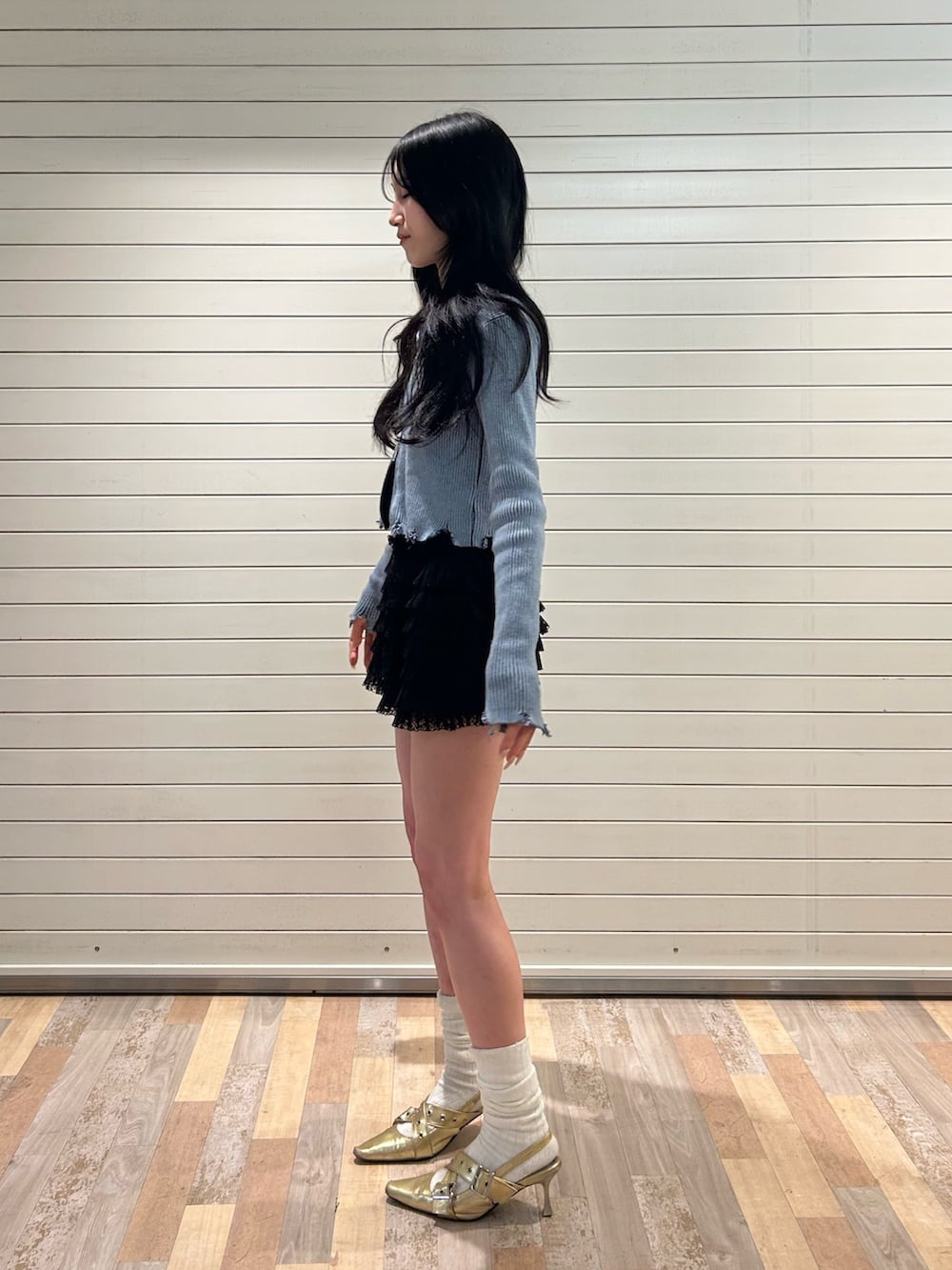 ホワイト系のその他パンツ、ブルー系のニット/セーター、ゴールド系のパンプスを着用したレディースの春コーディネートの2枚目の写真