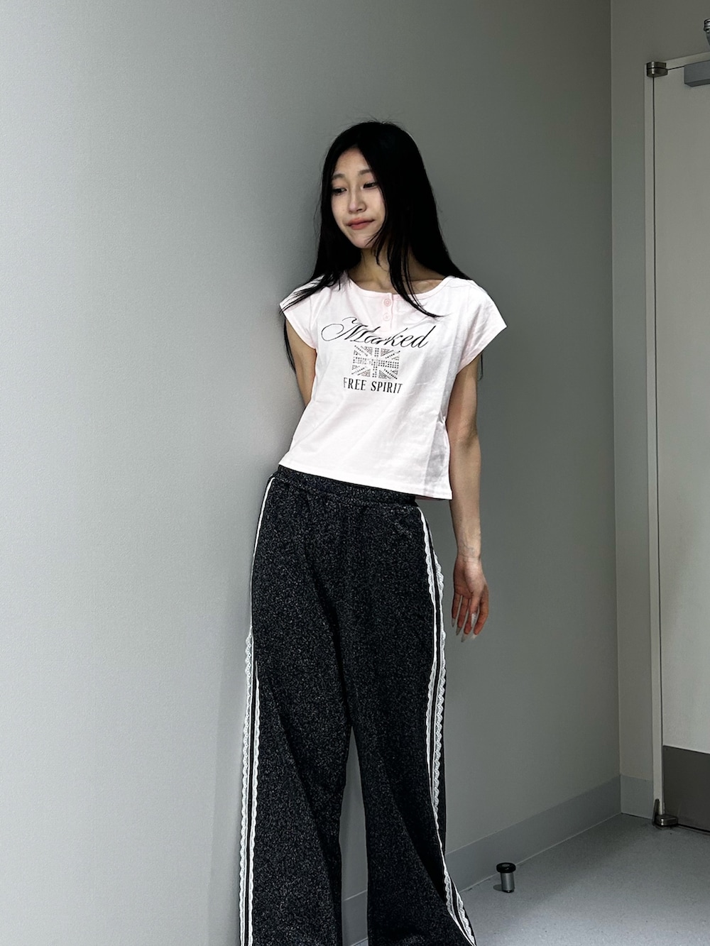 ブラック系のその他パンツ、ピンク系のTシャツ/カットソー、ブラック系のパンプスを着用したレディースの夏コーディネートの4枚目の写真
