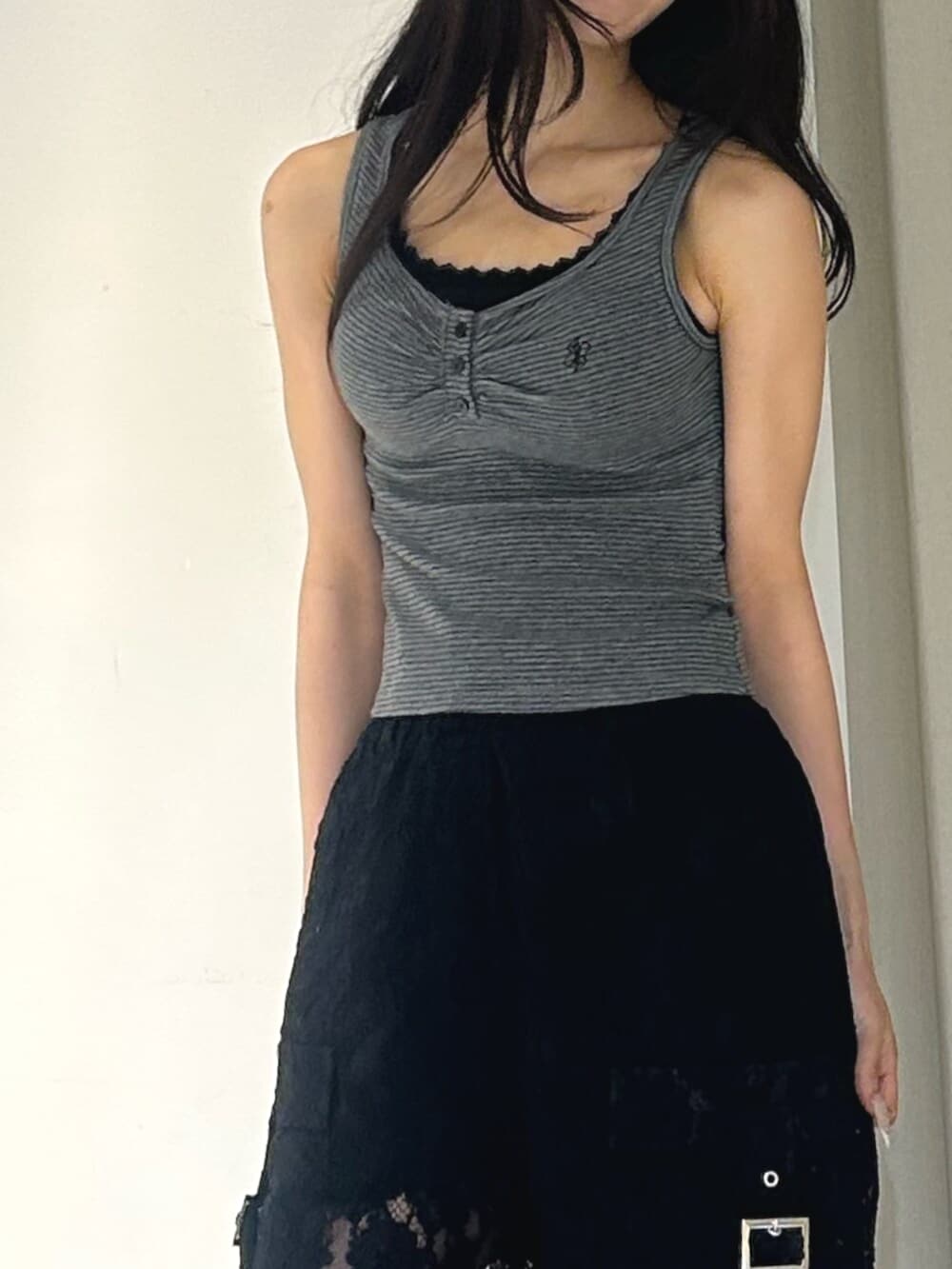 ブラック系のパンプス、ブラック系のその他パンツ、グレー系のタンクトップを着用したレディースの夏コーディネートの5枚目の写真