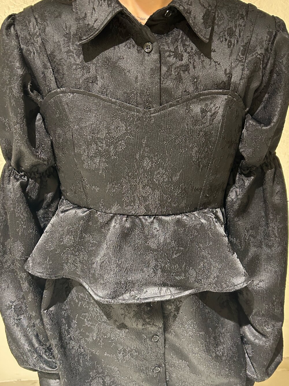 ブラック系のシャツ/ブラウスを着用したレディースの冬コーディネートの4枚目の写真