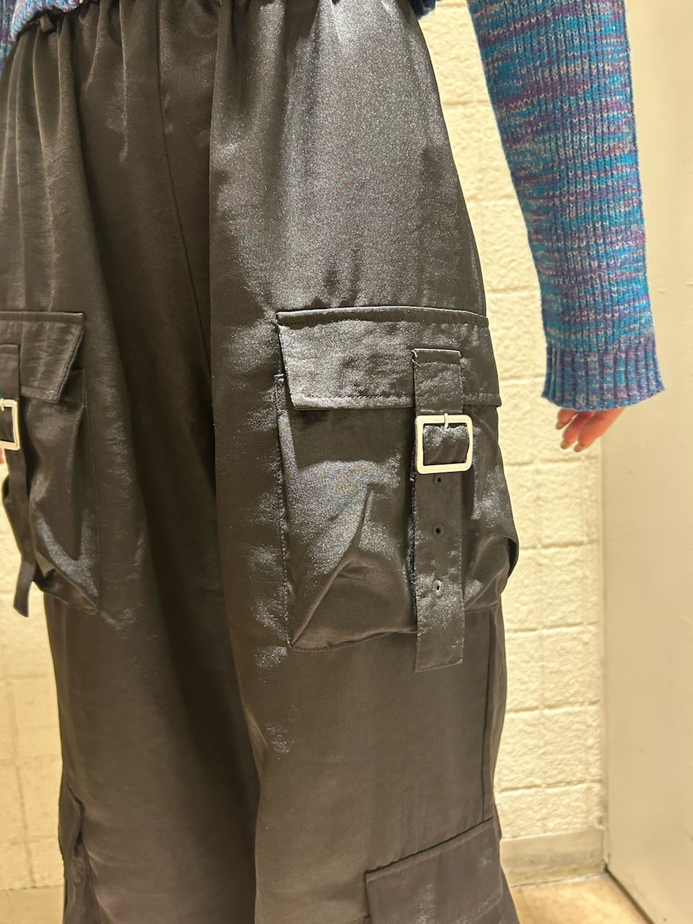 ブラック系のカーゴパンツ、ブルー系のカーディガン/ボレロを着用したレディースの夏コーディネートの7枚目の写真