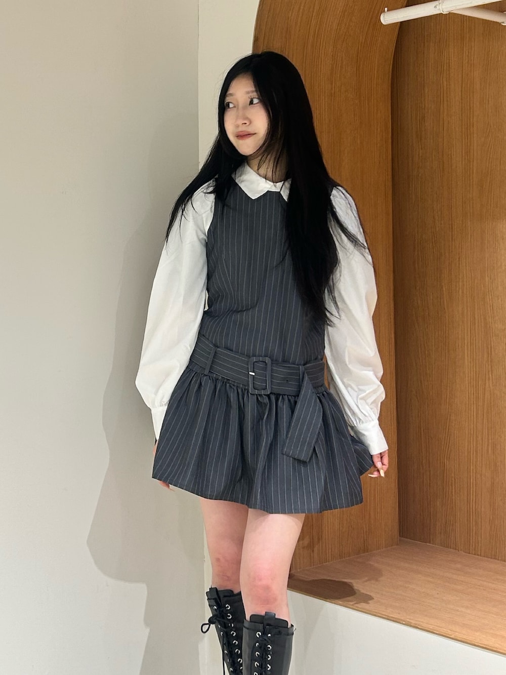 ブラック系のブーツ、グレー系のシャツワンピースを着用したレディースの春コーディネートの4枚目の写真