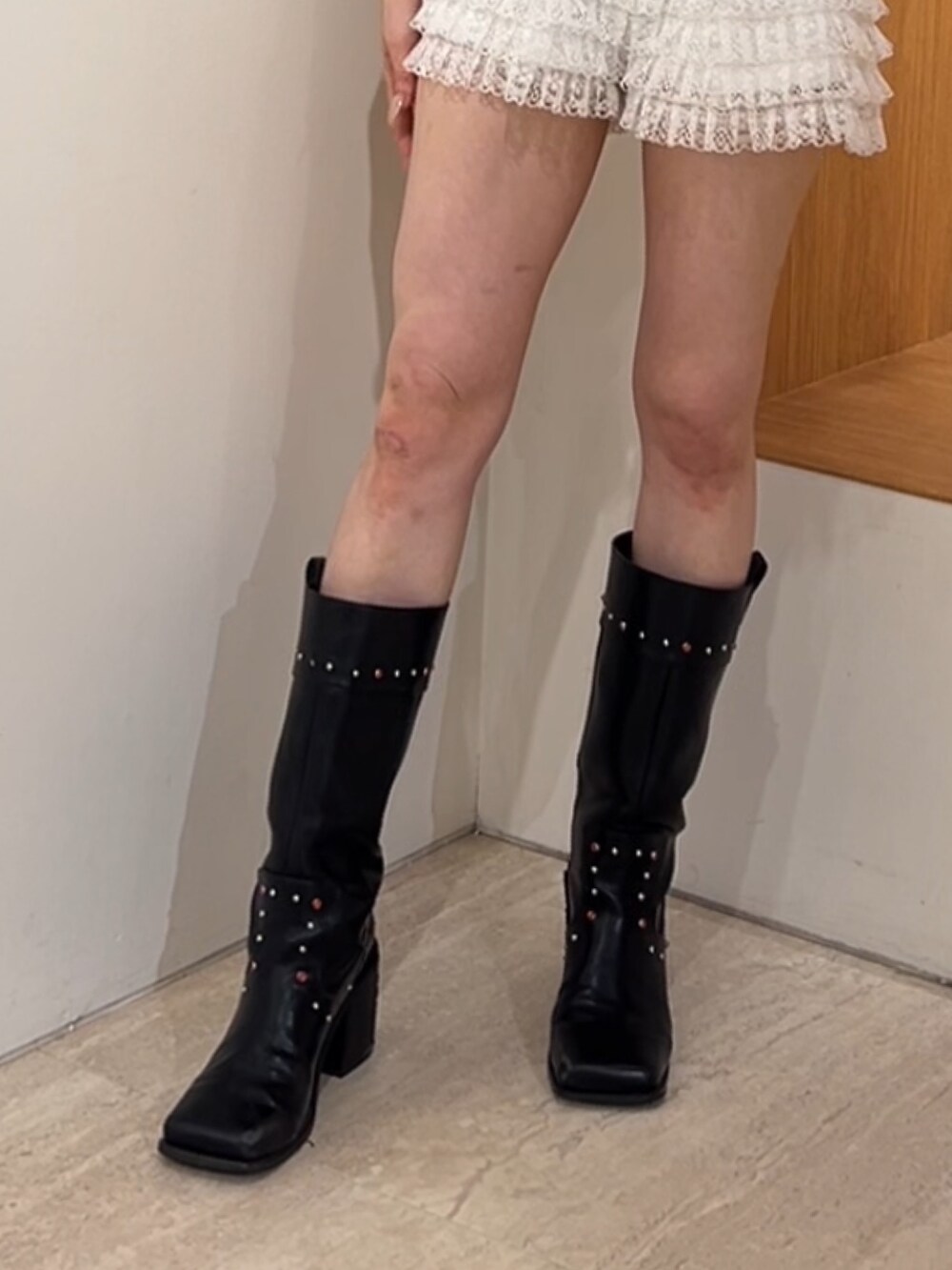 ブルー系のキャミソール、ホワイト系のその他パンツ、ブラック系のブーツを着用したレディースの夏コーディネートの7枚目の写真