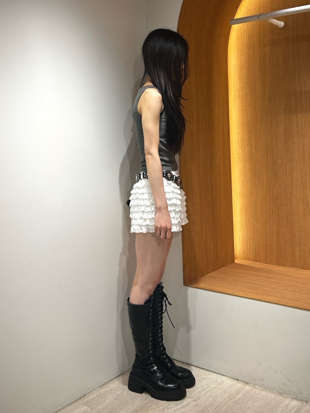 ブラック系のブーツ、ホワイト系のその他パンツ、グレー系のタンクトップを着用したレディースの夏コーディネートの2枚目の写真