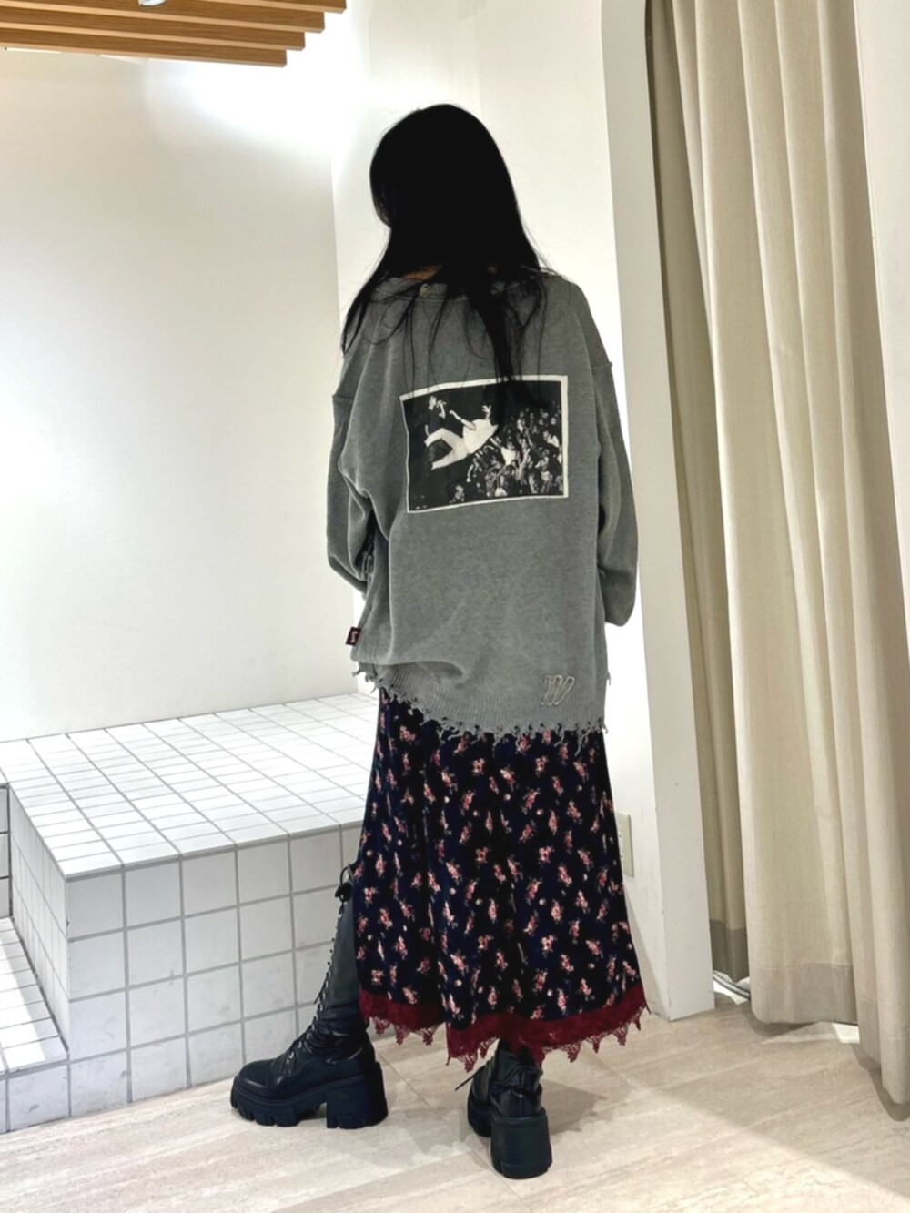 ブラック系のブーツ、ブルー系のワンピース、グレー系のカーディガン/ボレロを着用したレディースの秋コーディネートの3枚目の写真