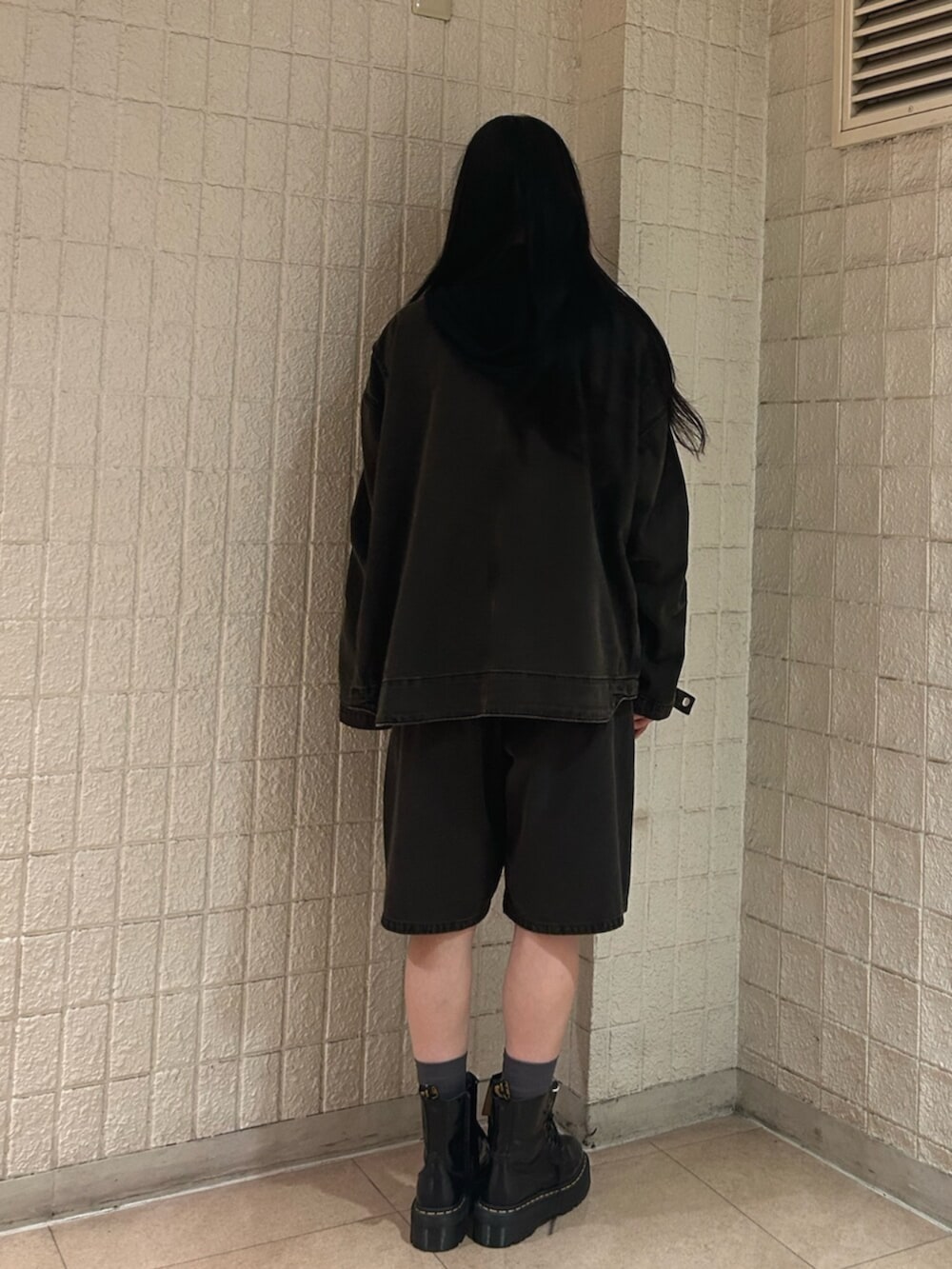 ブラック系のTシャツ/カットソー、ブラック系のデニムジャケット、ブラック系のデニムパンツを着用したレディースの秋コーディネートの3枚目の写真