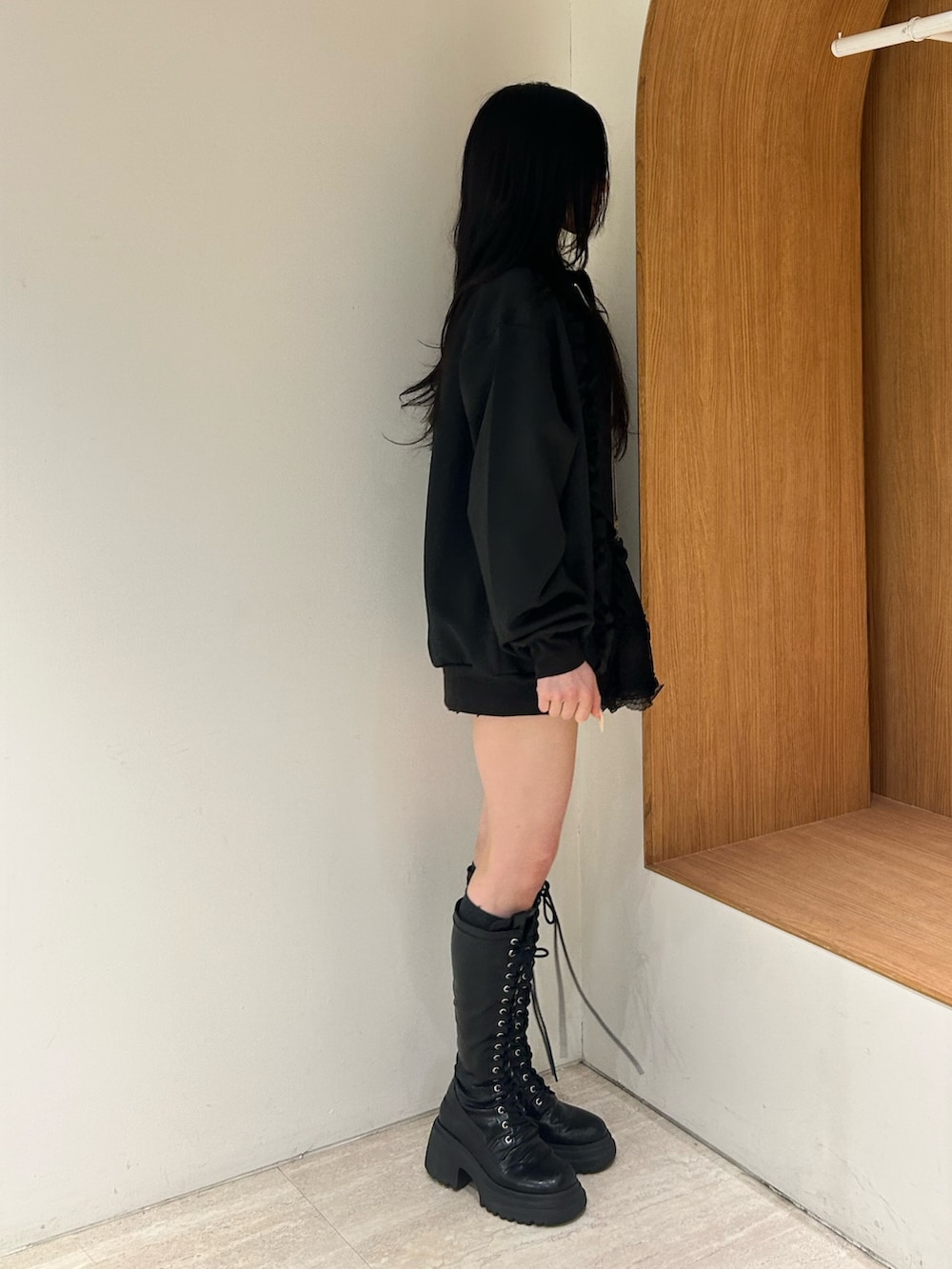 ブラック系のジャージ、ブラック系のブーツ、ブラック系のその他パンツを着用したレディースの冬コーディネートの2枚目の写真