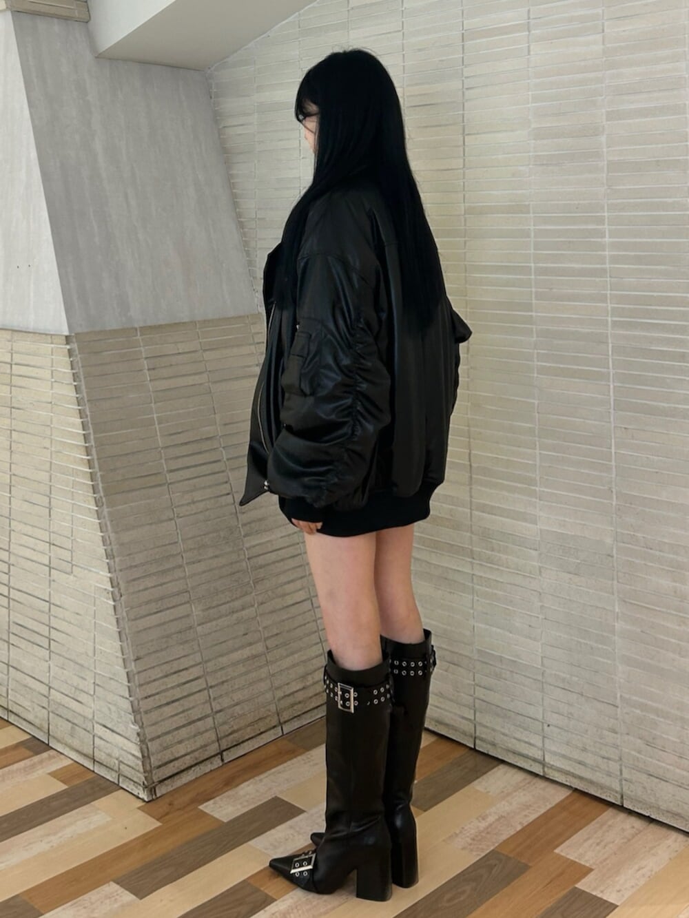 ブラック系のその他パンツ、ブラック系のニット/セーター、ブラック系のブーツを着用したレディースの冬コーディネートの2枚目の写真