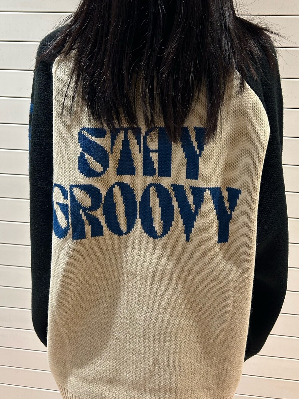 ホワイト系のニット/セーターを着用したレディースの秋コーディネートの7枚目の写真