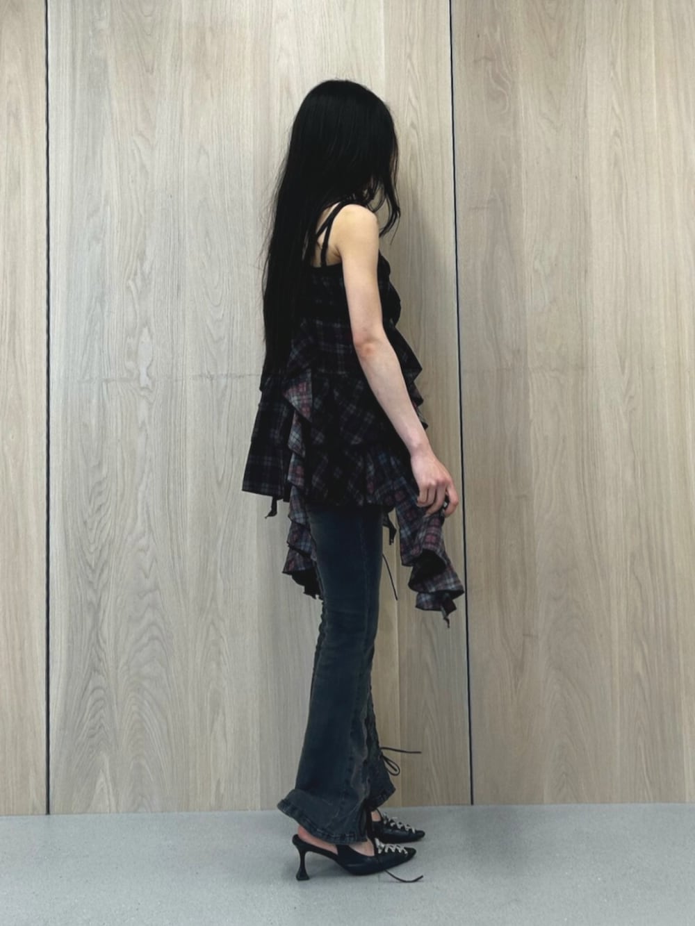 ブラック系のパンプス、ブラック系のキャミソール、ブラック系のデニムパンツを着用したレディースの夏コーディネートの2枚目の写真