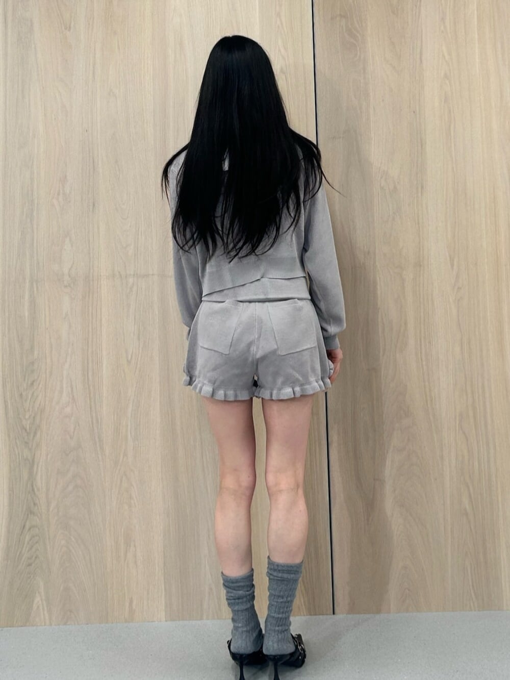 ブラック系のパンプス、グレー系のニット/セーター、グレー系のその他パンツを着用したレディースの春コーディネートの3枚目の写真