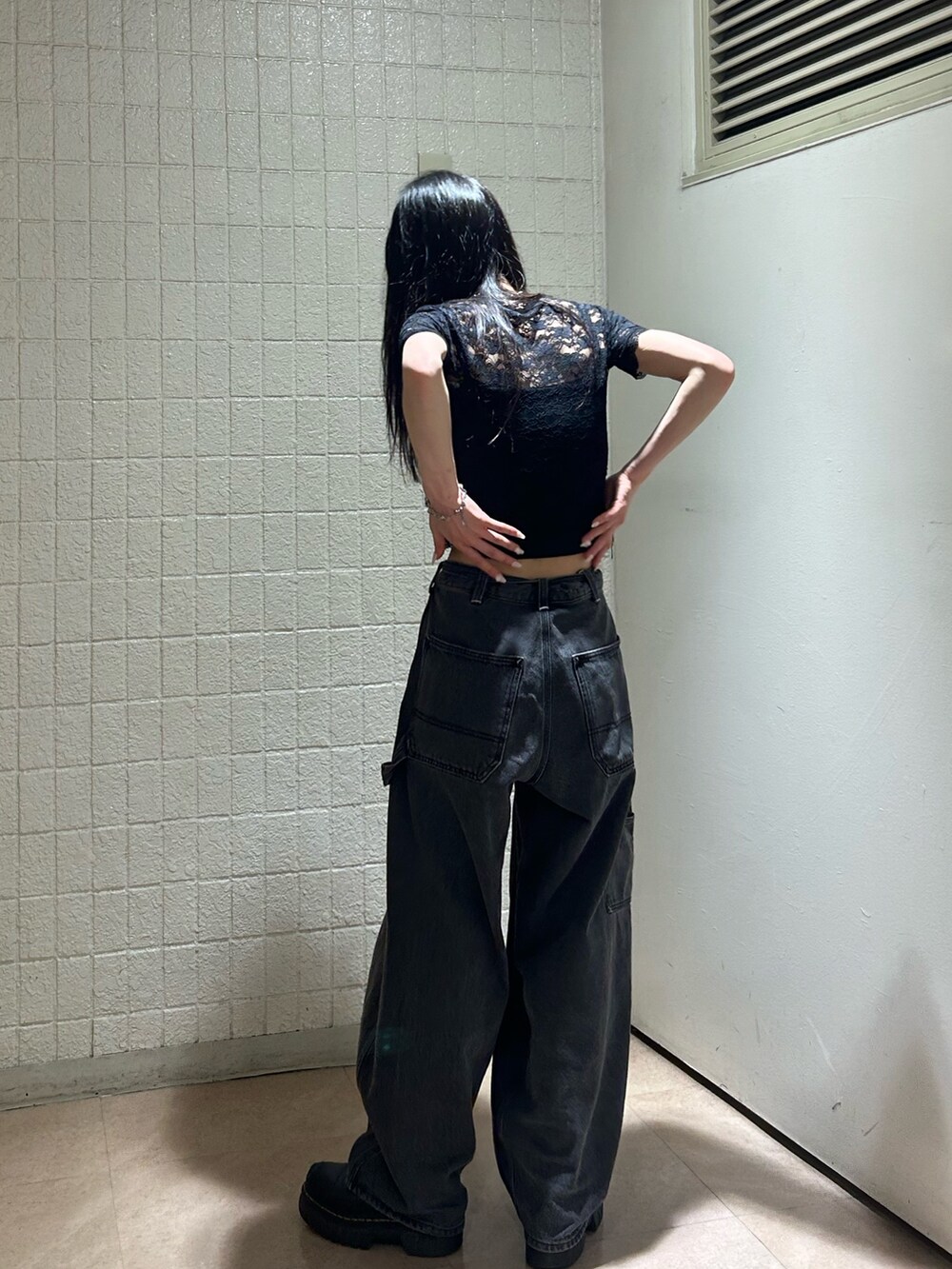 ブラック系のTシャツ/カットソー、ブラック系のデニムパンツを着用したレディースの夏コーディネートの3枚目の写真