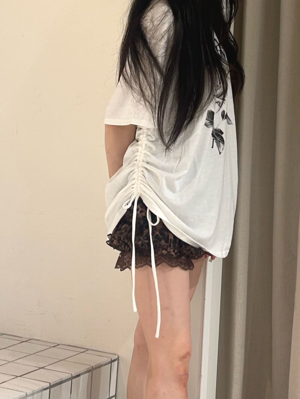 ブラウン系のその他パンツ、ブラック系のサンダル、ホワイト系のTシャツ/カットソーを着用したレディースの夏コーディネートの6枚目の写真