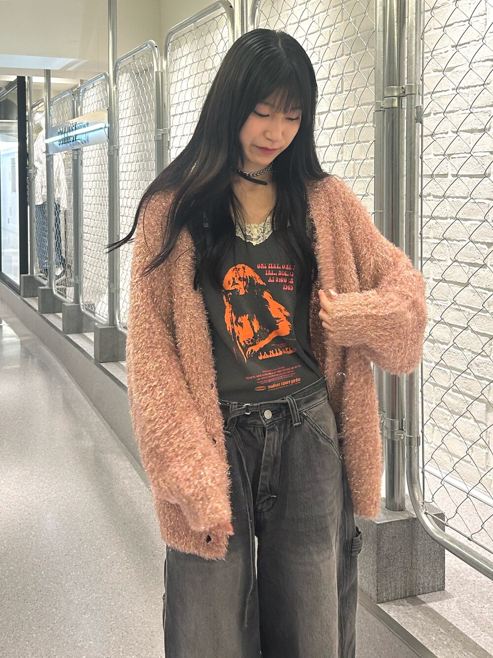 ブラック系のデニムパンツ、ピンク系のカーディガン/ボレロ、ブラック系のワンピースを着用したレディースの夏コーディネートの4枚目の写真