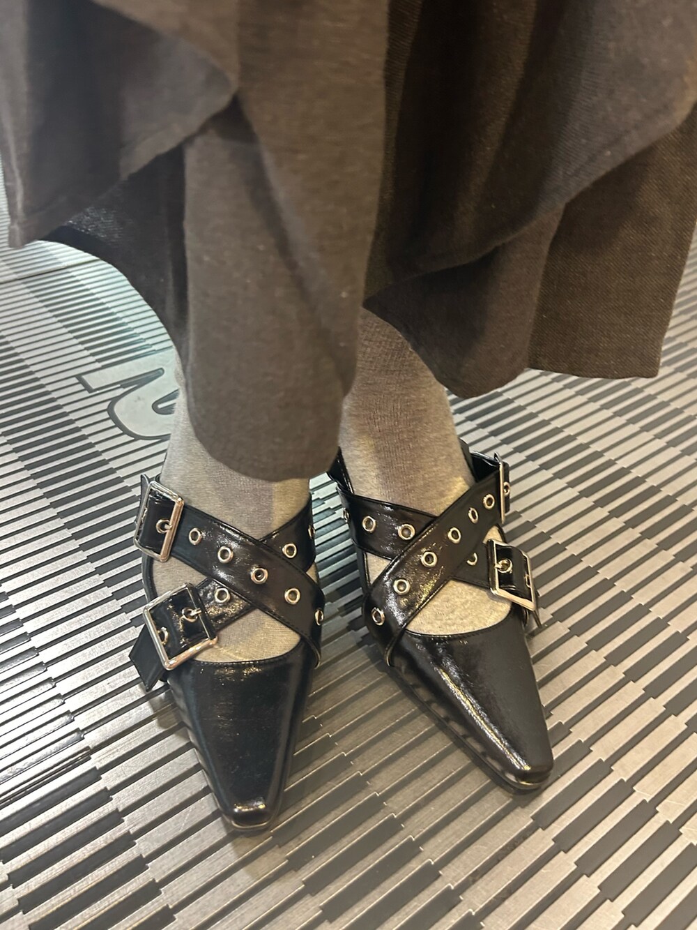 グレー系のTシャツ/カットソー、グレー系のスカート、ブラック系のパンプスを着用したレディースの夏コーディネートの9枚目の写真