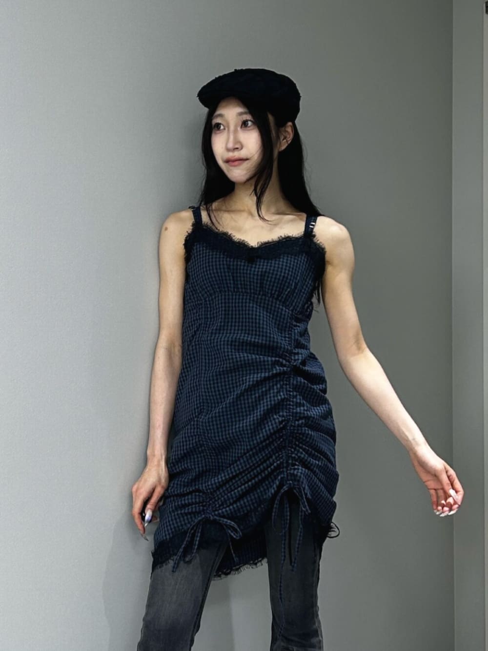 ブラック系のパンプス、ブラック系のデニムパンツ、ブルー系のワンピースを着用したレディースの夏コーディネートの4枚目の写真