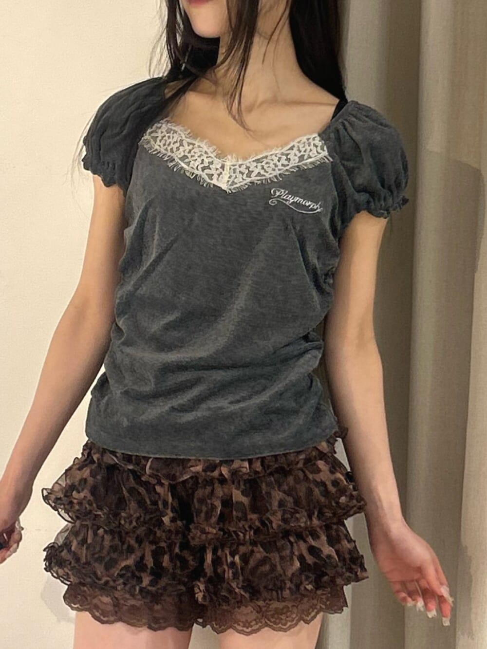 ブラウン系のその他パンツ、ブラック系のサンダル、グレー系のTシャツ/カットソーを着用したレディースの夏コーディネートの5枚目の写真