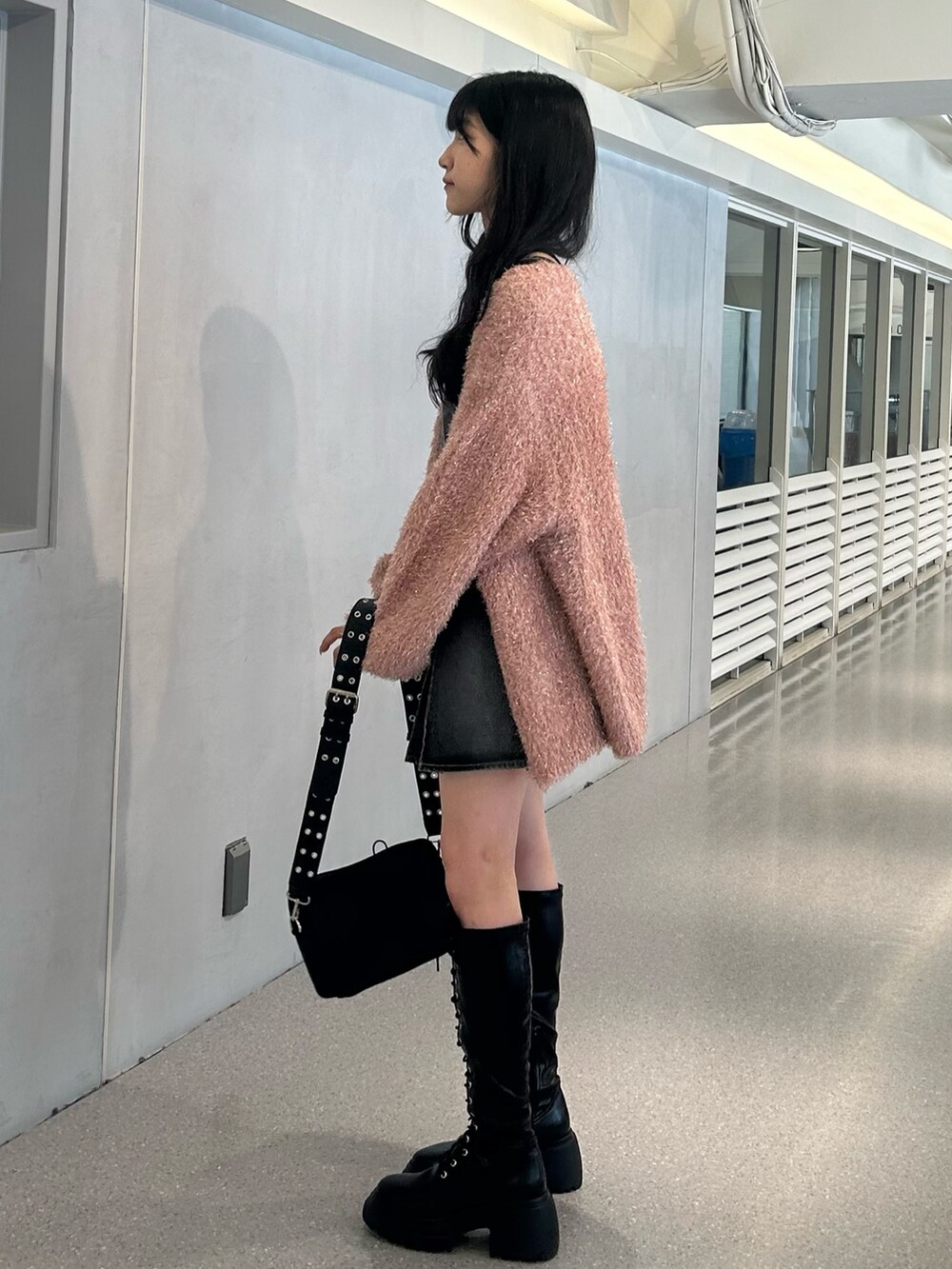 ピンク系のカーディガン/ボレロ、ブラック系のワンピース、ブラック系のショルダーバッグを着用したレディースの夏コーディネートの2枚目の写真