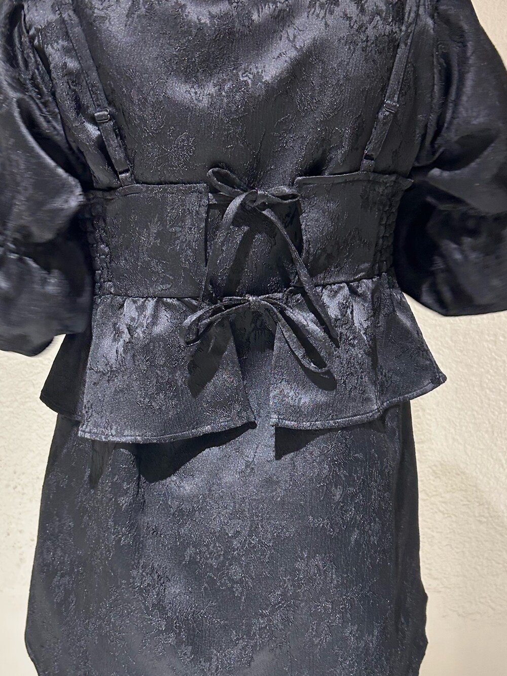 ブラック系のシャツ/ブラウスを着用したレディースの冬コーディネートの6枚目の写真