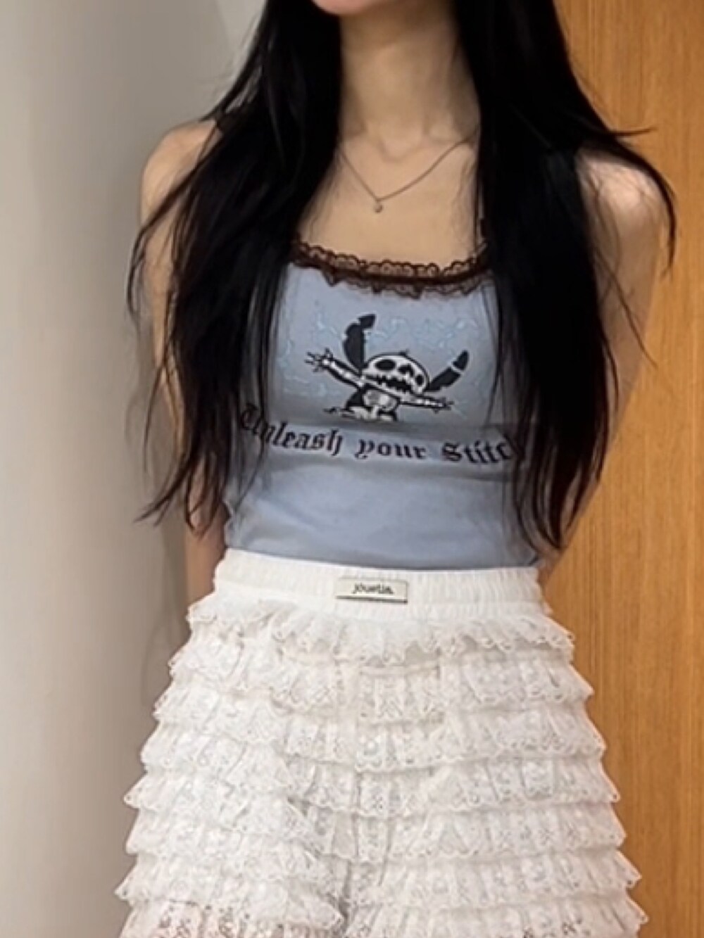 ブルー系のキャミソール、ホワイト系のその他パンツ、ブラック系のブーツを着用したレディースの夏コーディネートの5枚目の写真