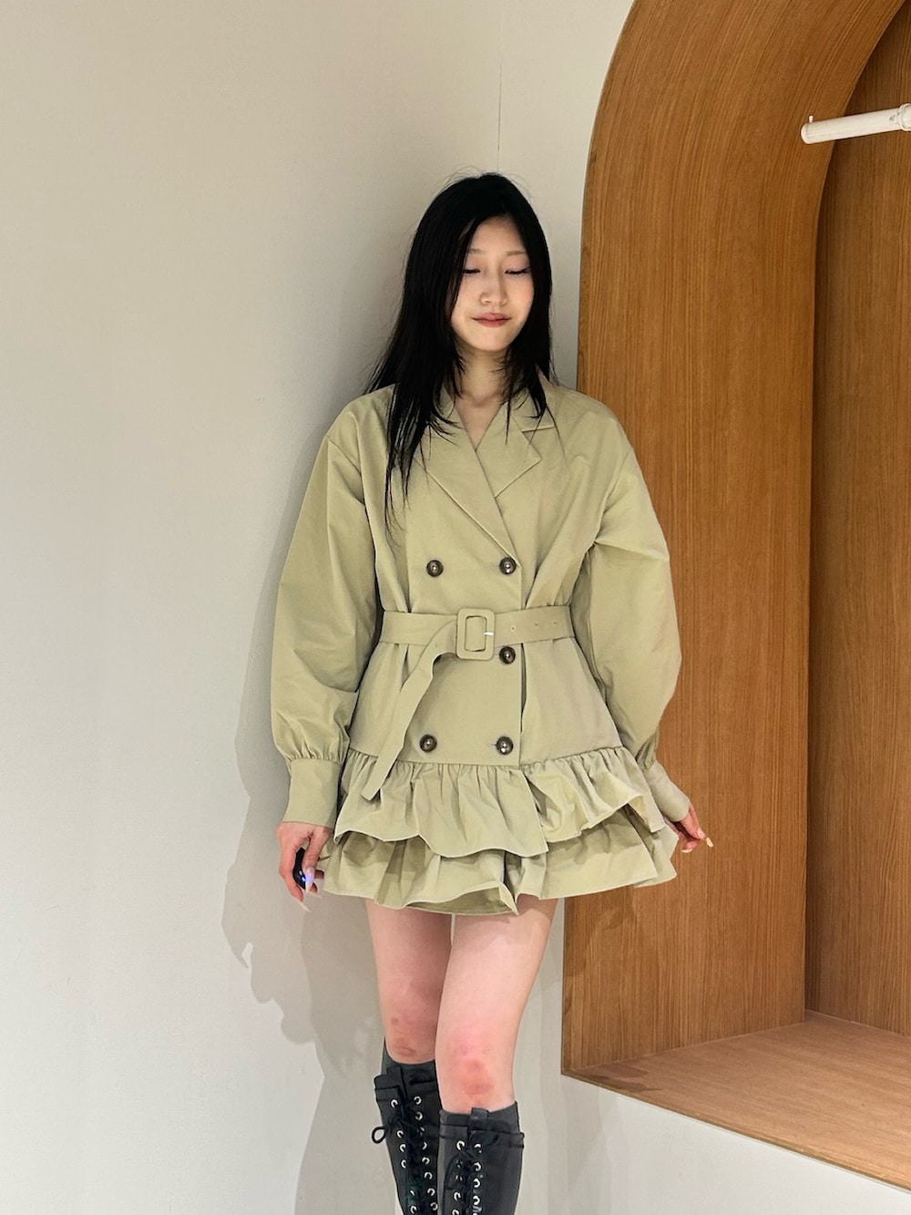 ベージュ系のワンピース、ブラック系のブーツを着用したレディースの冬コーディネートの4枚目の写真