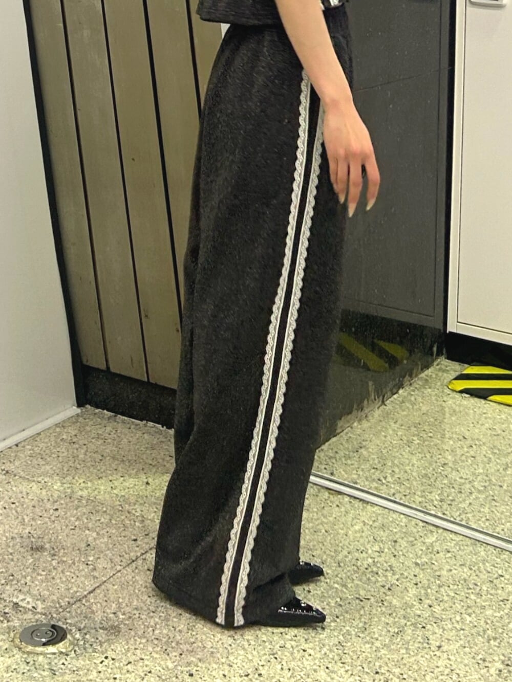 ブラック系のパンプス、ホワイト系のカーディガン/ボレロ、ブラック系のその他パンツを着用したレディースの春コーディネートの8枚目の写真