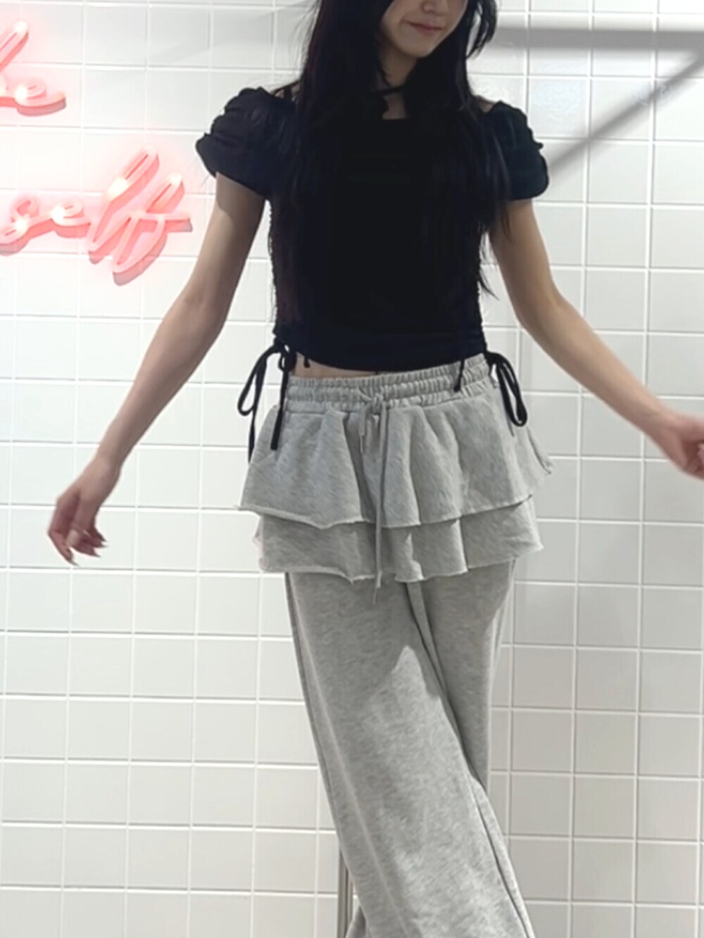 ブラック系のパンプス、グレー系のスウェットパンツ、ブラック系のTシャツ/カットソーを着用したレディースの秋コーディネートの5枚目の写真