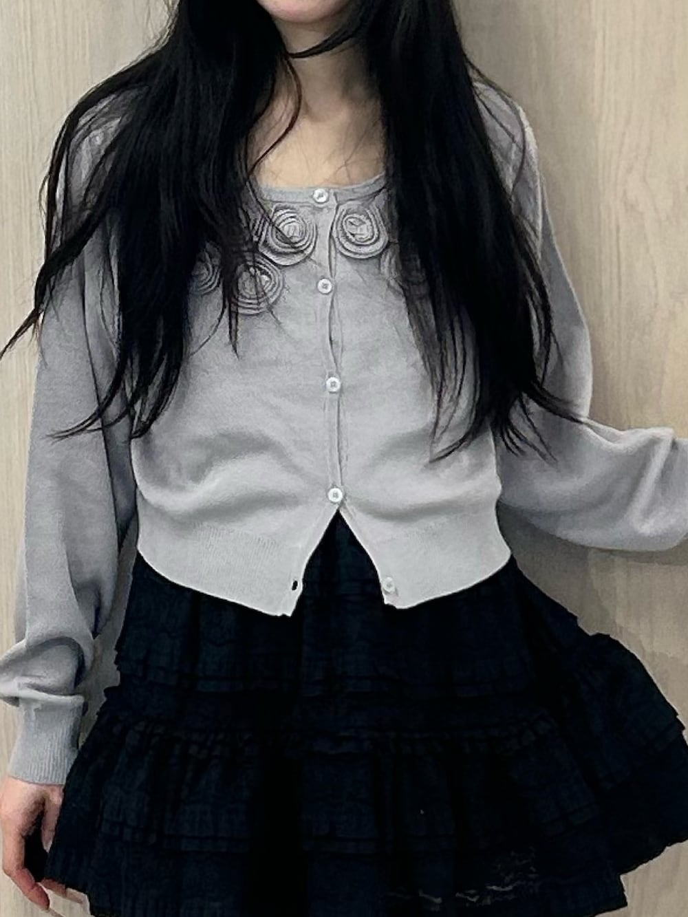 グレー系のニット/セーター、ブラック系のワンピース、ブラック系のパンプスを着用したレディースの春コーディネートの5枚目の写真