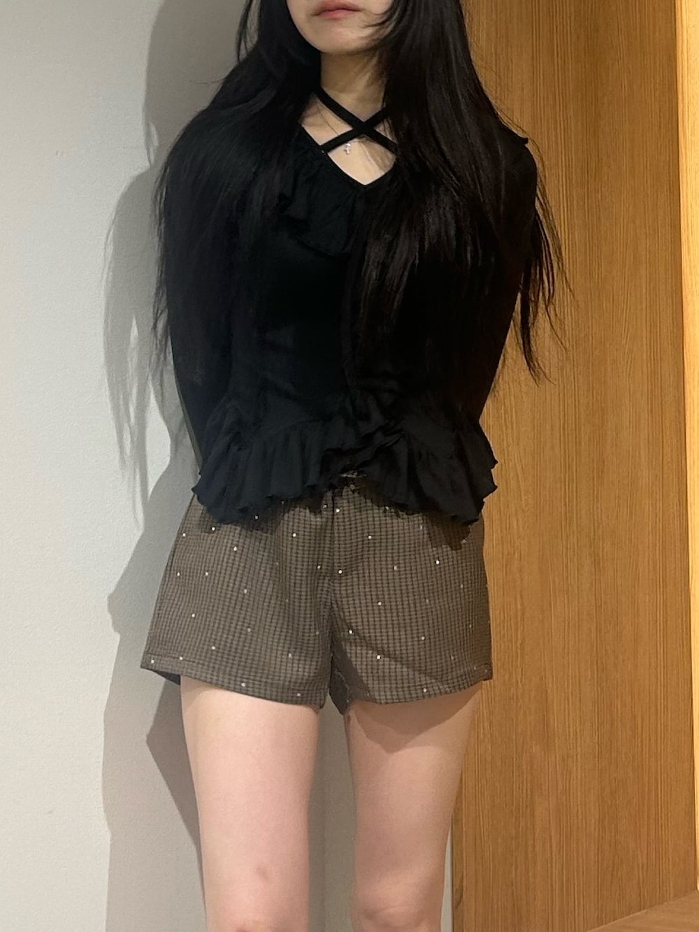 ブラック系のTシャツ/カットソー、ブラウン系のその他パンツ、ブラック系のブーツを着用したレディースの秋コーディネートの5枚目の写真