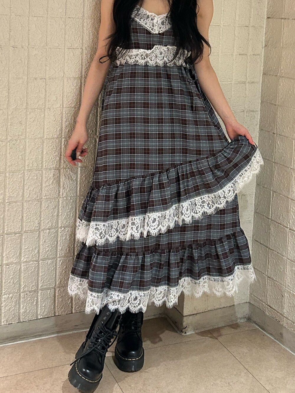 ブラウン系のワンピースを着用したレディースの秋コーディネートの5枚目の写真