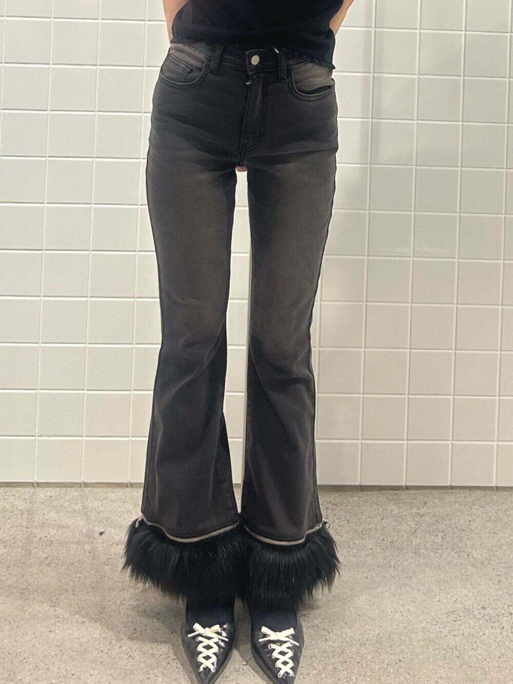 ブラック系のパンプス、ブラック系のデニムパンツ、ブラック系のTシャツ/カットソーを着用したレディースの夏コーディネートの6枚目の写真