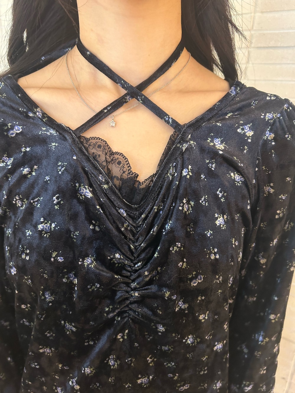 ブルー系のワンピース、ブラック系のパンプスを着用したレディースの冬コーディネートの5枚目の写真