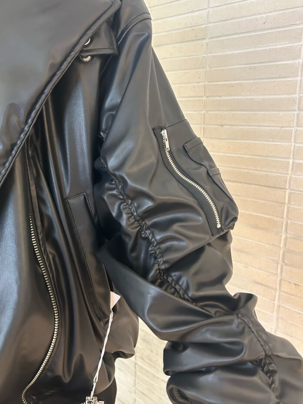 ブラック系のその他パンツ、ブラック系のニット/セーター、ブラック系のブーツを着用したレディースの冬コーディネートの6枚目の写真