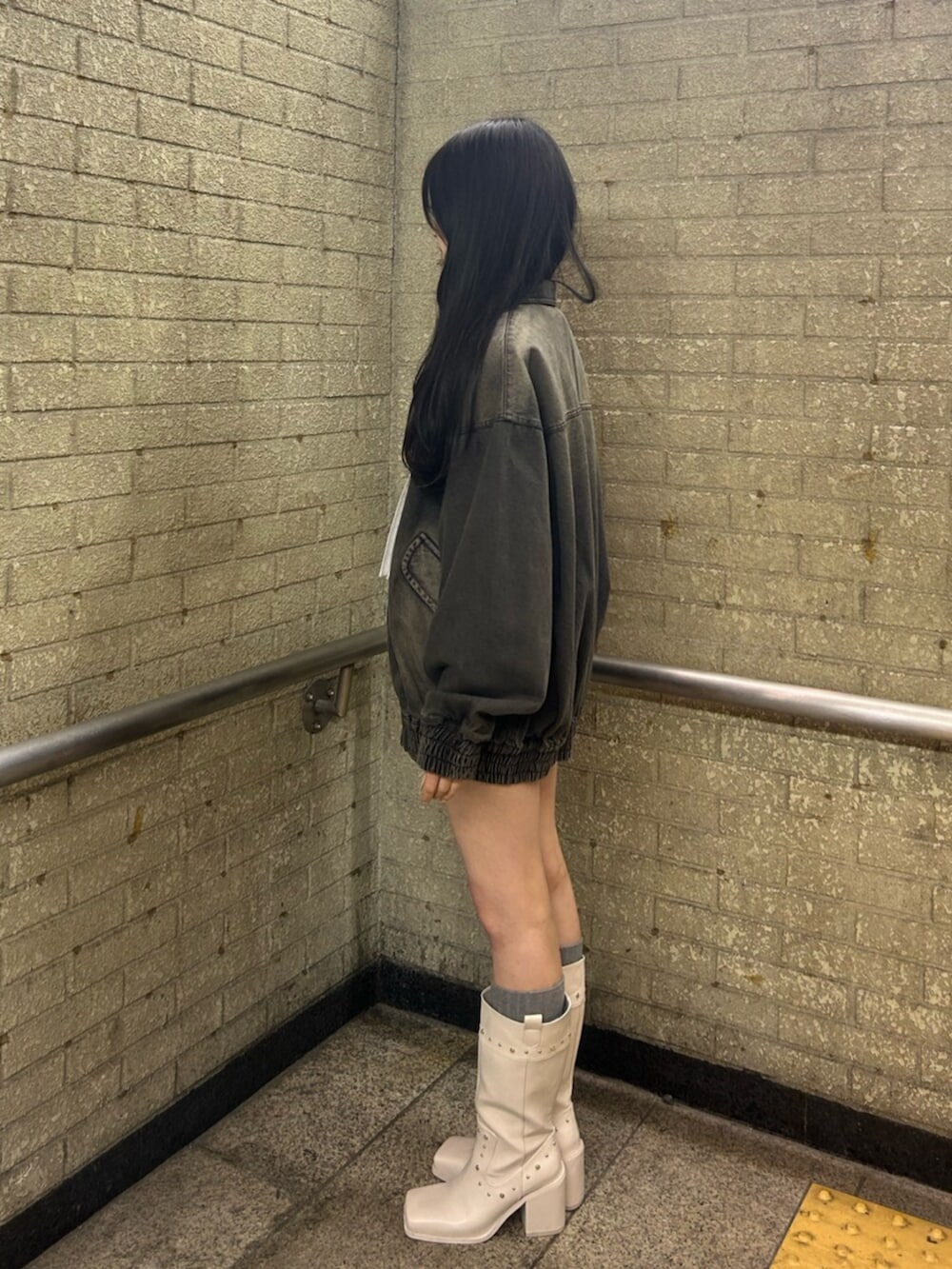ブラック系のデニムジャケット、ホワイト系のシャツ/ブラウス、ホワイト系のその他パンツを着用したレディースの春コーディネートの2枚目の写真